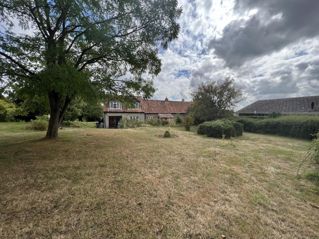 Lot: 89 - BARN CONVERSION FOR UPDATING WITH LARGE GARDEN - FURTHER DEVELOPMENT POTENTIAL - 
